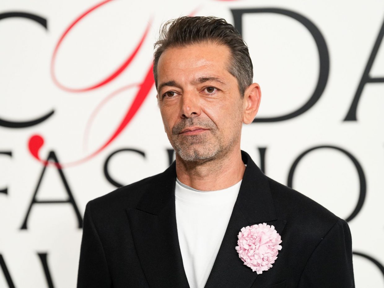 O Οίκος Versace έχει νέο Creative Director, τον Pieter Mulier που αποχώρησε από τον Alaïa