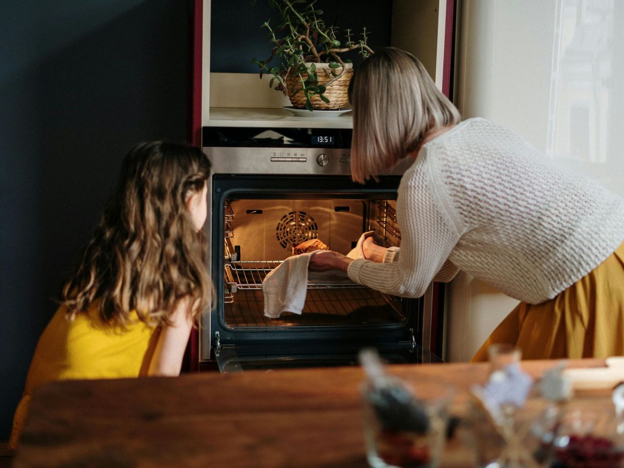 Πώς να αφαιρέσεις επίμονους λεκέδες από το τζάμι του φούρνου χωρίς να το χαράξεις