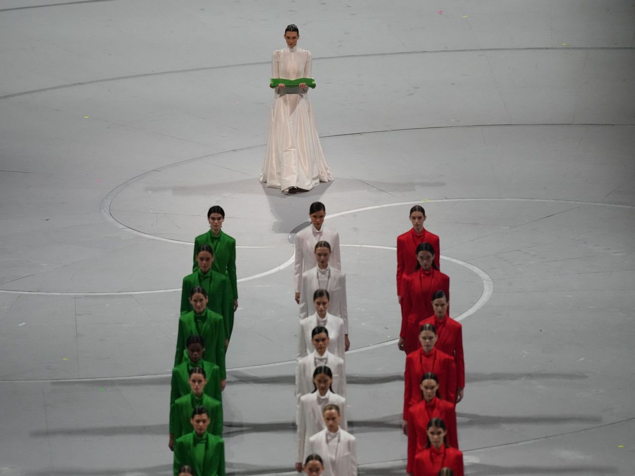 Milano–Cortina 2026: Η τελετή έναρξης ως Armani-coded στιγμή & μία παρέλαση συμπερίληψης & στυλ