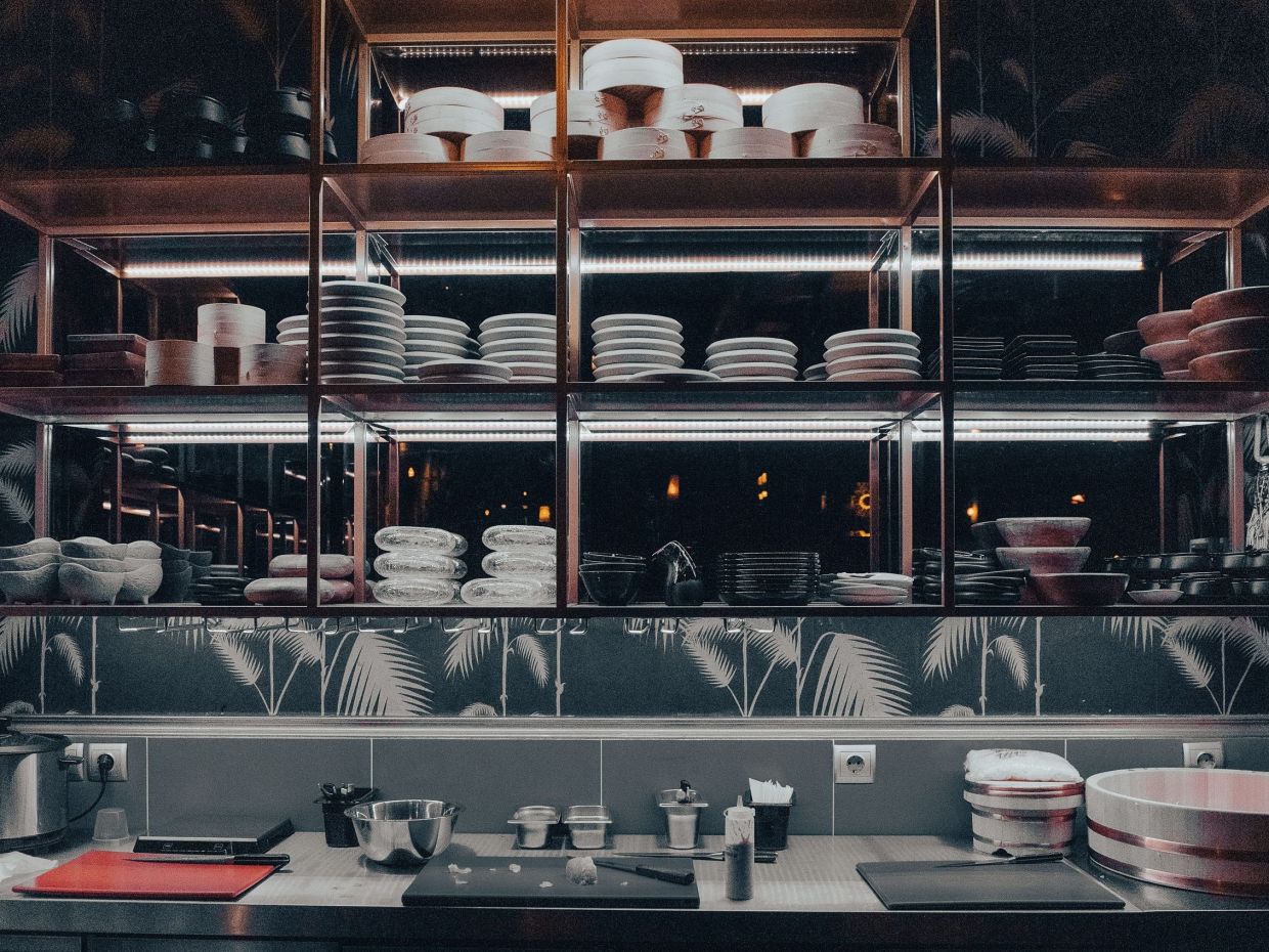 Ο Δημήτρης Κατριβέσης υποδέχεται τον Michelin-starred Ebbe Vollmer στο νέο Smōkü στο Σύνταγμα