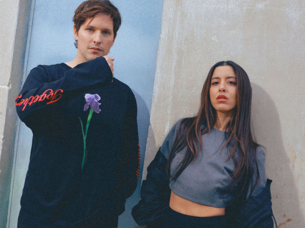 «ΕΔΩ»: Η Μαρίνα Σάττι και ο Leon of Athens τραγουδούν για την αγάπη που σταματά τον χρόνο