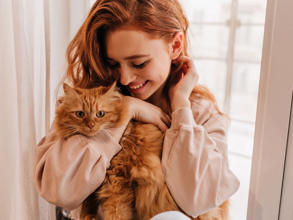 Οι άνθρωποι που αποχαιρετούν το κατοικίδιό τους πριν φύγουν από το σπίτι έχουν 8 χαρακτηριστικά