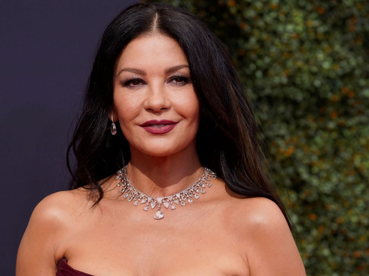 Η Catherine Zeta-Jones επιστρέφει πιο «σκοτεινή» από ποτέ στο ψυχολογικό θρίλερ «Cupid»