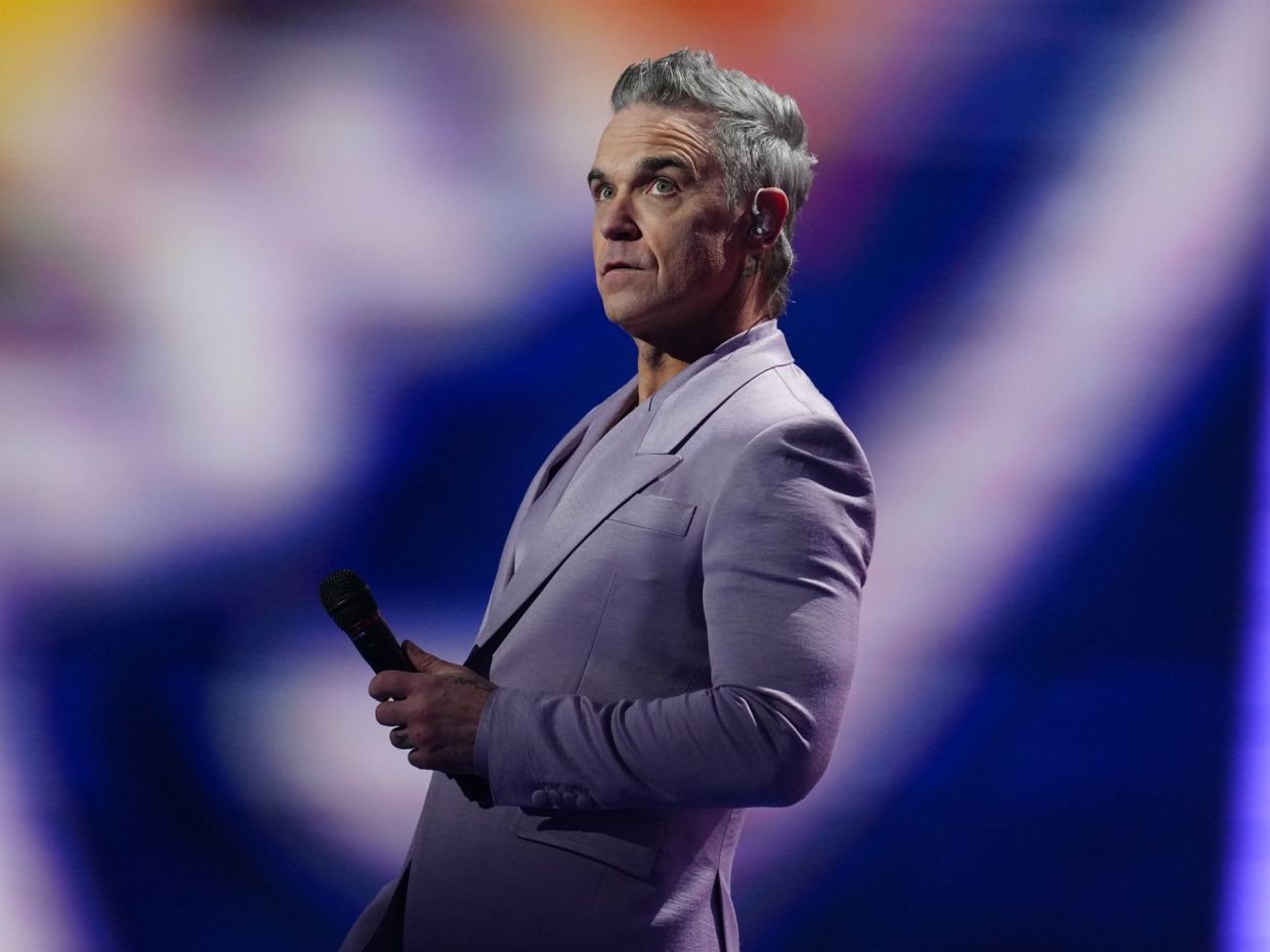 O Robbie Williams στα 52 του, έμαθε να ζητά συγγνώμη (ακόμα και από τον Gary Barlow)