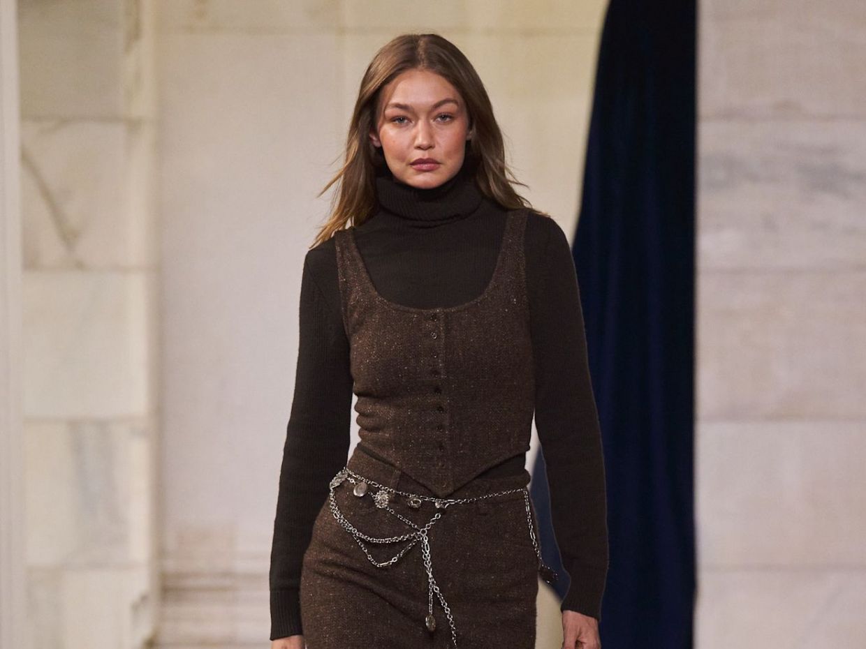 Ροδαλά ζυγωματικά, bob cuts και blurred χείλη: Τα beauty trends που είδαμε στο show του Ralph Lauren