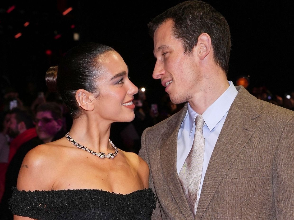 Dua Lipa: Οι τρυφερές ευχές στον Callum Turner για τα γενέθλιά του και οι φήμες για τον James Bond