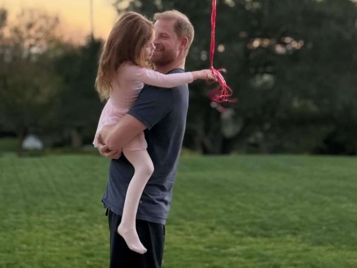 Η Meghan Markle μας δείχνει για πρώτη φορά το πρόσωπο της κόρης της Lily αλλά πού είναι ο Archie;