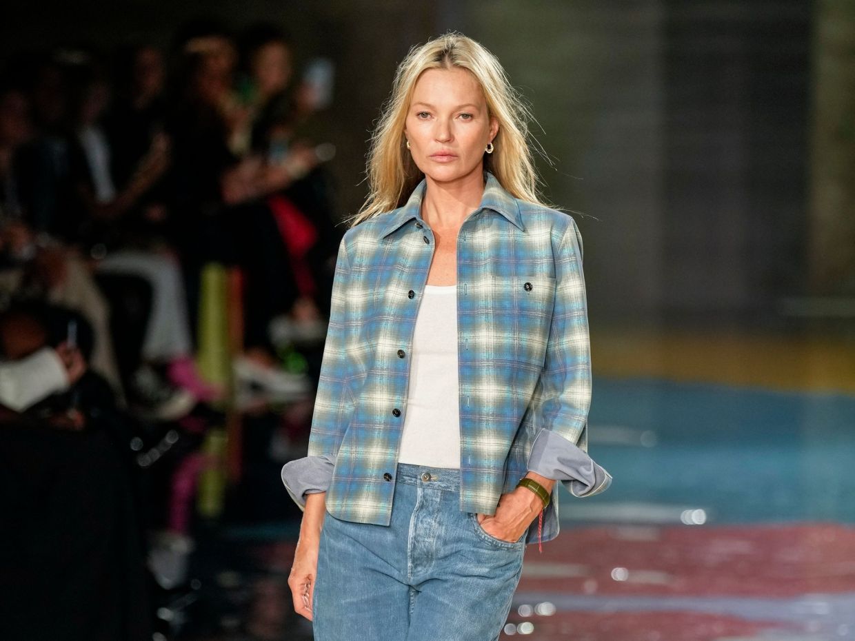Η Kate Moss μόλις φόρεσε το τζιν που είναι στη μόδα από τη δεκαετία του '90