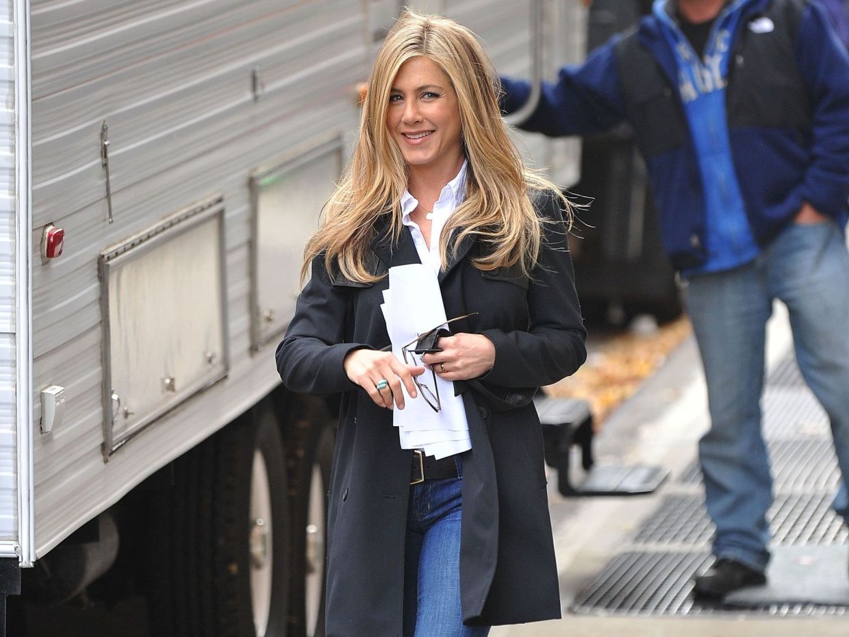 Η Jennifer Aniston ξέρει ακριβώς πώς να συνδυάσει το τζιν με μπότες για τον κρύο καιρό