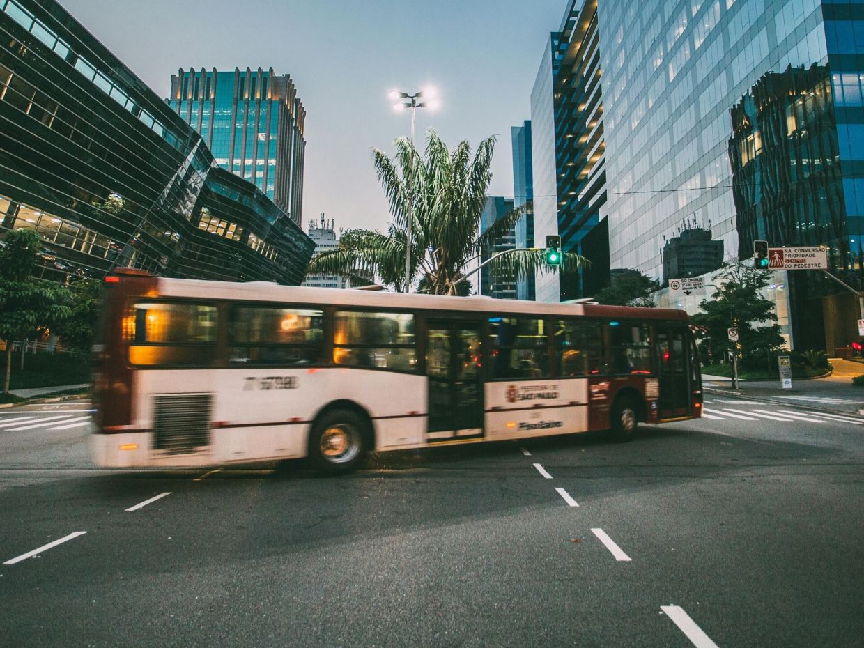Λεωφορεία μόνο για γυναίκες στη Νότια Κορέα: Η «ροζ» ασπίδα που μαρτυρά ένα κοινωνικό αδιέξοδο