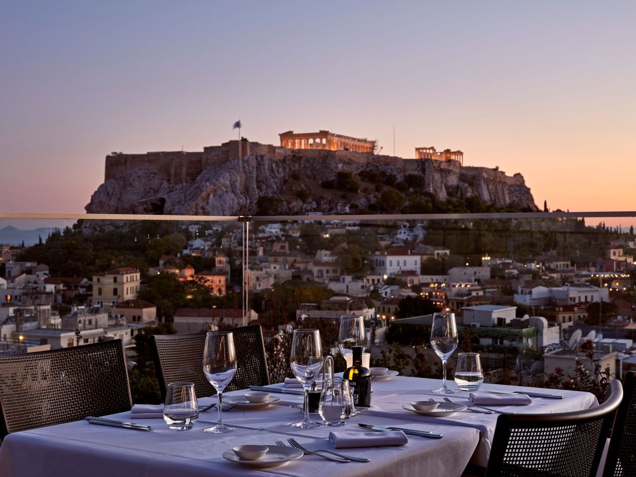 Σε ένα από τα ομορφότερα rooftops της Αθήνας, τα πιάτα κλέβουν το βλέμμα από τη φωτισμένη Ακρόπολη