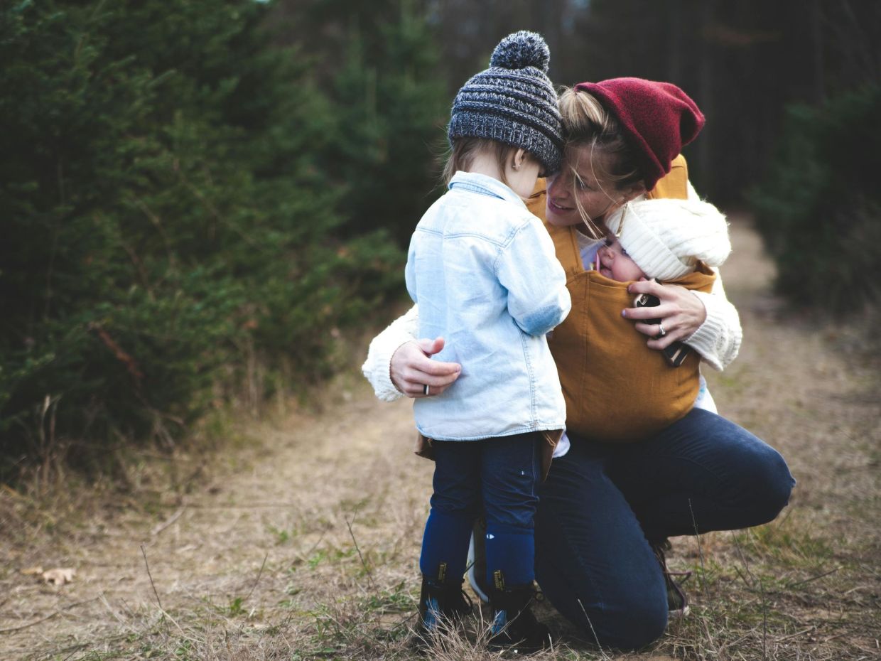 Γιατί δεν μιλάει ποτέ κανείς ειλικρινά για το πώς νιώθουν οι νέες μαμάδες;