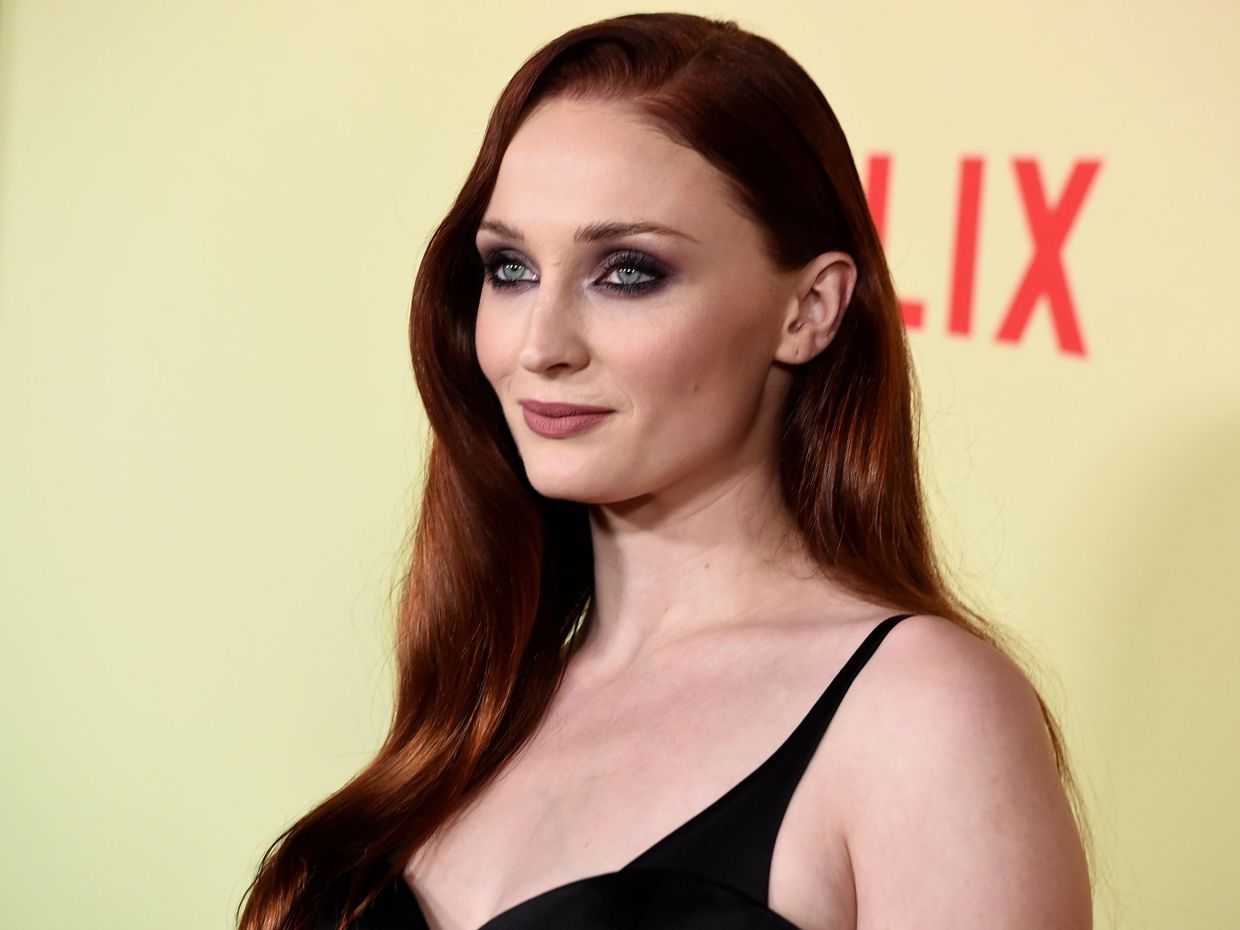 Sophie Turner: Η διάδοχος της Angelina Jolie μίλησε πρώτη φορά για τη νέα, πιο ευφυή Lara Croft