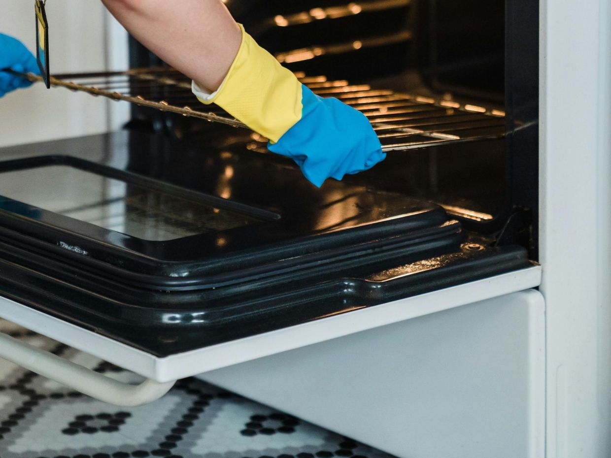 Πώς να καθαρίσεις γρήγορα όλο τον φούρνο σου μόνο με μαγειρική σόδα