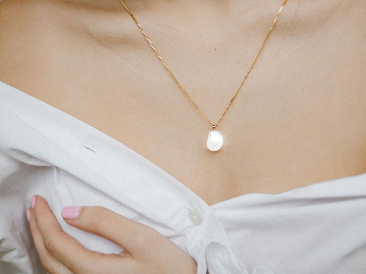 Breast milk jewelry: Γιατί όλες οι new moms μιλούν για αυτά τα κοσμήματα;