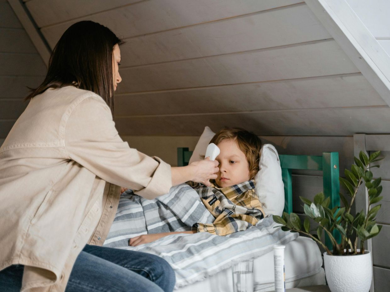 RSV, COVID, γρίπη ή απλό κρύωμα;  Η παιδίατρος εξηγεί πώς θα τα ξεχωρίσεις