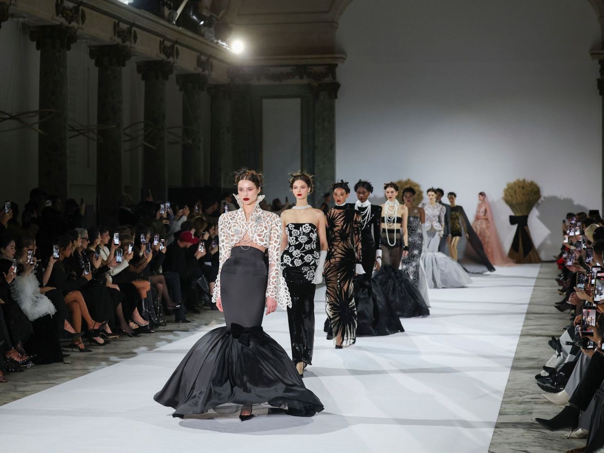 12 εμφανίσεις από τις πασαρέλες που ταιριάζουν με το dress code του Met Gala 2026, «Fashion Is Art»