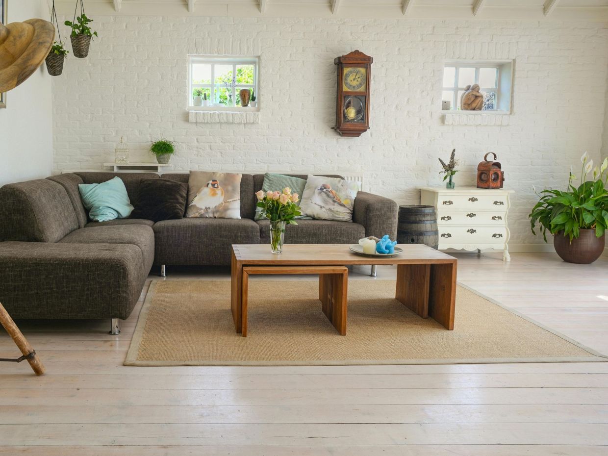 Αντίο στο δάπεδο laminate: Η κομψή τάση που θα κυριαρχήσει στον εσωτερικό σχεδιασμό το 2026