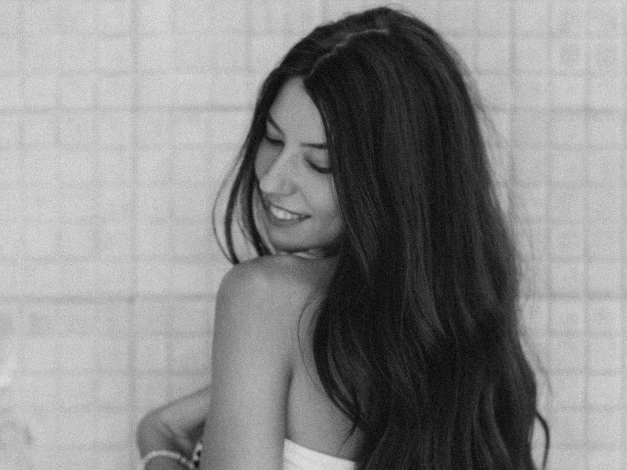 Μια κουταλιά καφέ στο λούσιμο; Το απλό beauty trick που έγινε τάση & τι πραγματικά κάνει στα μαλλιά