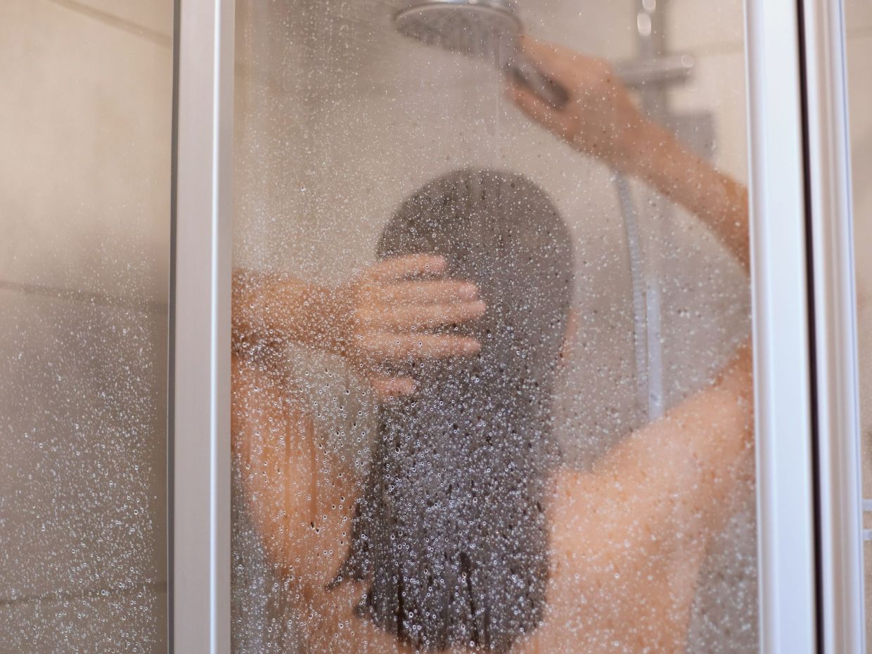 Μετά τα 65: πόσο συχνά πρέπει πραγματικά να κάνεις μπάνιο