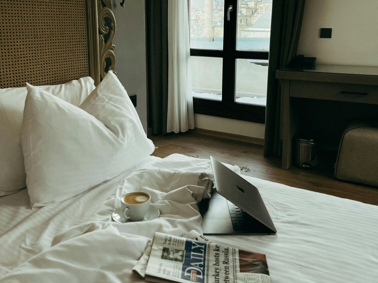 Γιατί πρέπει (επιτέλους) να καθαρίζεις τον χώρο κάτω από το κρεβάτι σου με λευκό ξίδι