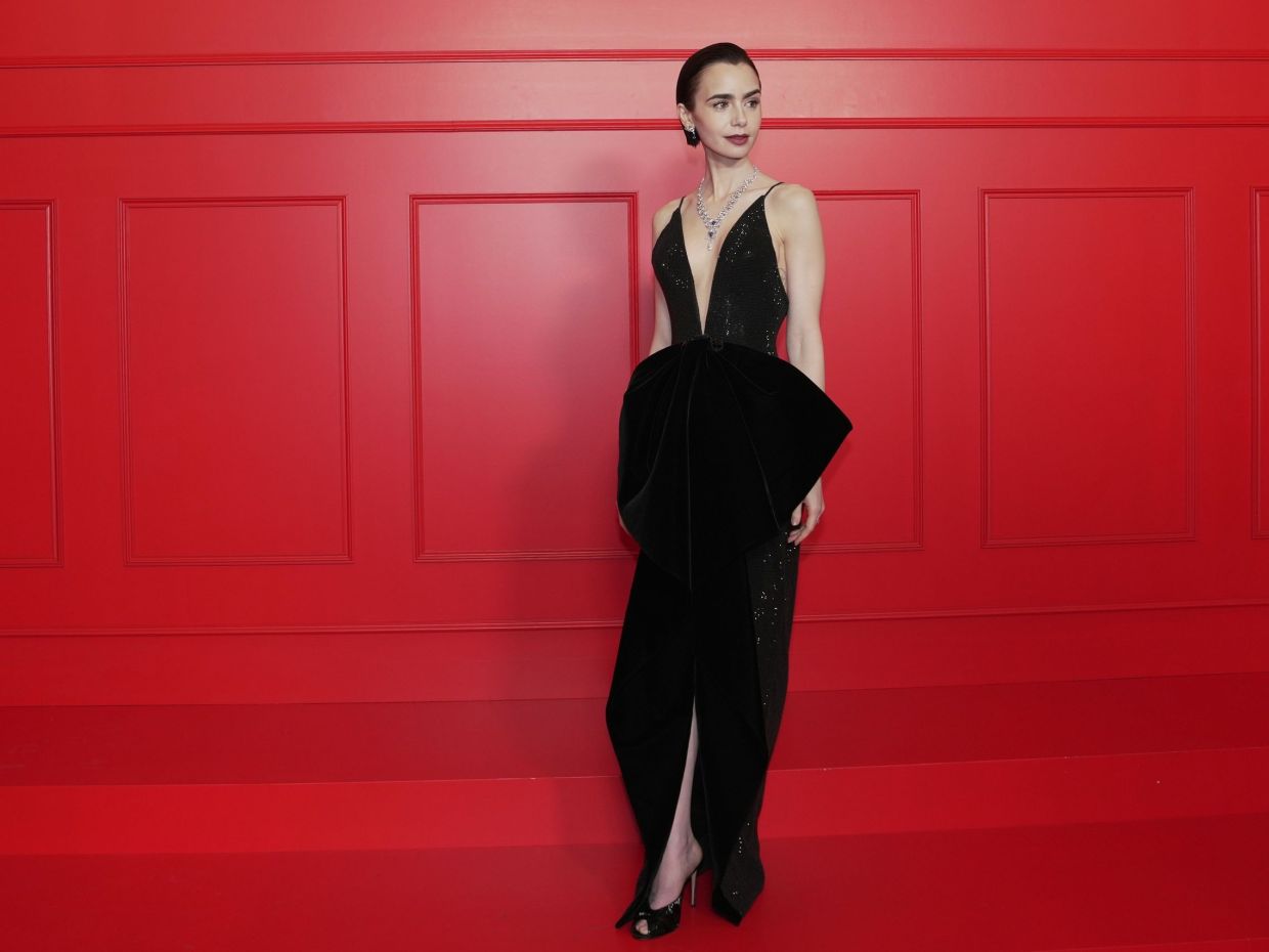 Τα fashion looks της Lily Collins που θύμιζαν Audrey Hepburn πολύ πριν αναλάβει τον ρόλο