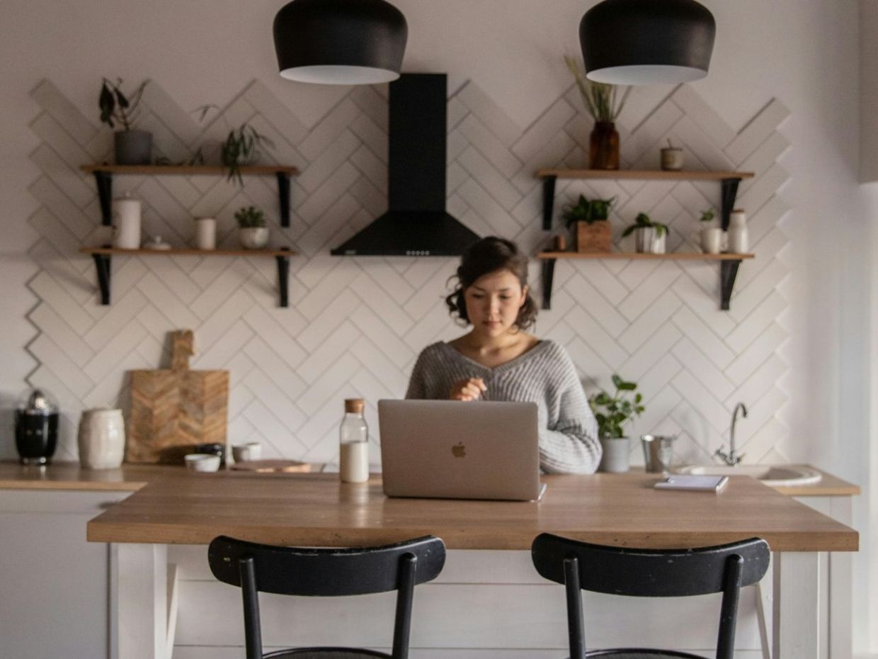 Τέλος οι νησίδες; Η νέα τάση στις κουζίνες για το 2026 που αλλάζει τα δεδομένα