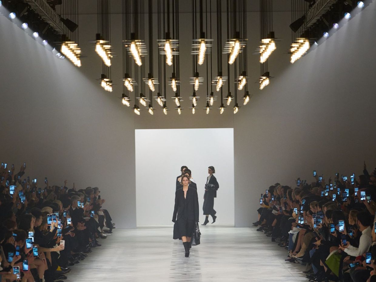 Το ντεμπούτο της Maria Grazia Chiuri έγινε στον οίκο Fendi με moto «Λιγότερο εγώ, περισσότερο εμείς»