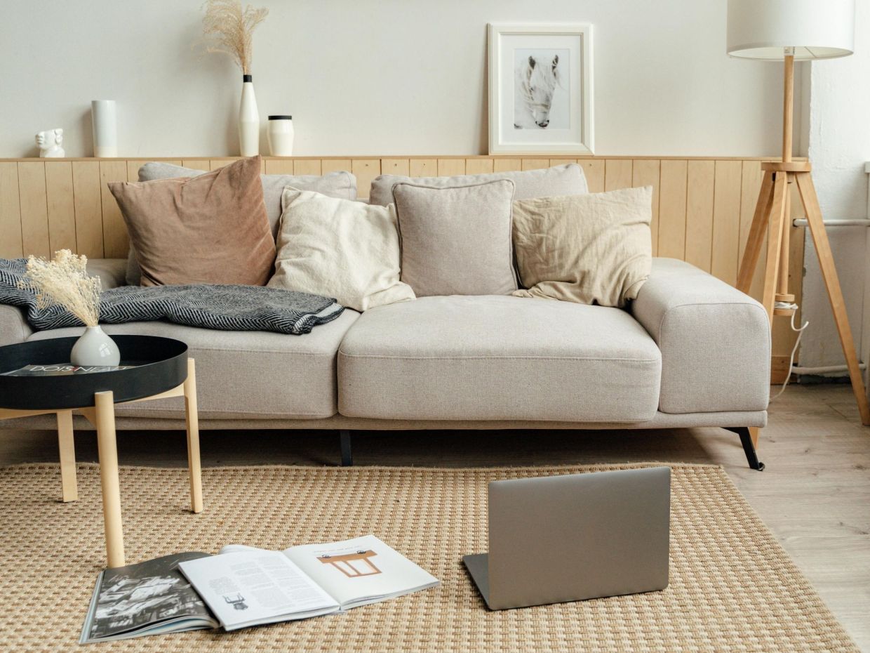 Soft Minimal: Η νέα τάση που αφήνει πίσω τον «ψυχρό» μινιμαλισμό για ένα σπίτι γεμάτο ζεστασιά