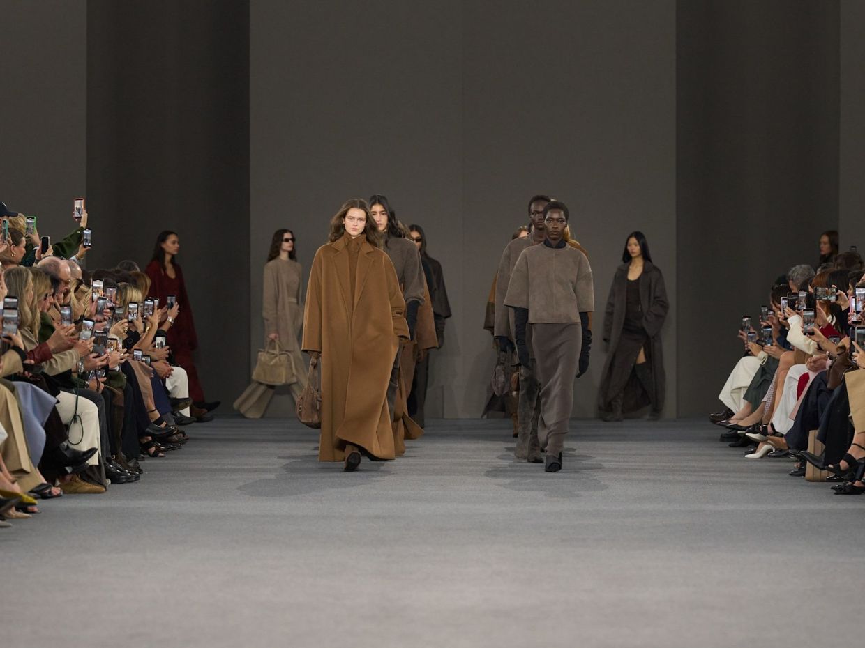 Max Mar F/W 26: «Ανεμοδαρμένα ύψη» και θηλυκότητα χωρίς περιορισμούς, σε μία συλλογή