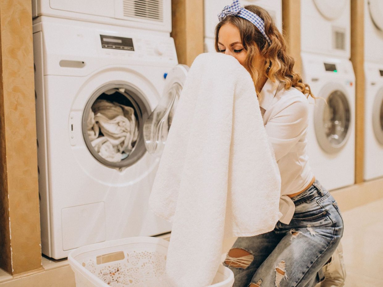 Ο «κανόνας των 30 λεπτών» είναι το μυστικό για να μη μυρίζουν τα ρούχα υγρασία μετά το πλύσιμο