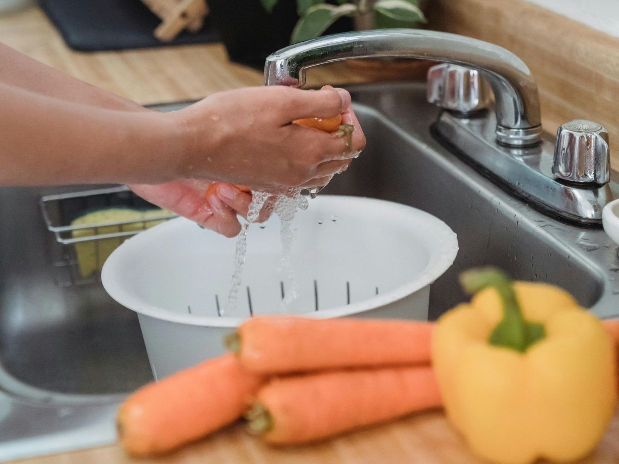 8 χαρακτηριστικά των ανθρώπων που καθαρίζουν καθώς μαγειρεύουν: Τι λέει η ψυχολογία