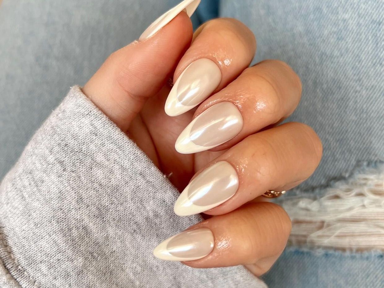 Η τάση του «παγωμένου» γαλλικού μανικιούρ μας βοηθά να περάσουμε τον χειμώνα