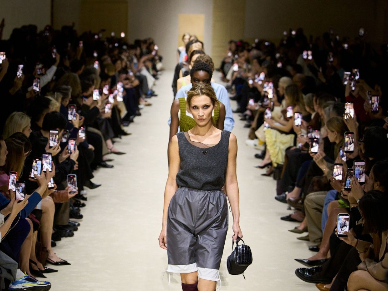 ΜFW: Ο οίκος Prada και η Bella Hadid αποδομούν τα looks του show με layering