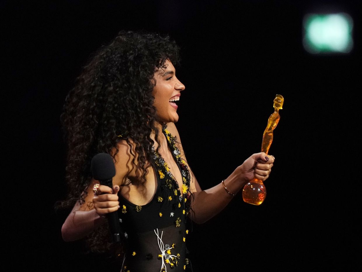 Τα Brit Awards 2026 έστεψαν την Olivia Dean βασίλισσα της βρετανικής pop: Δες όλους τους νικητές