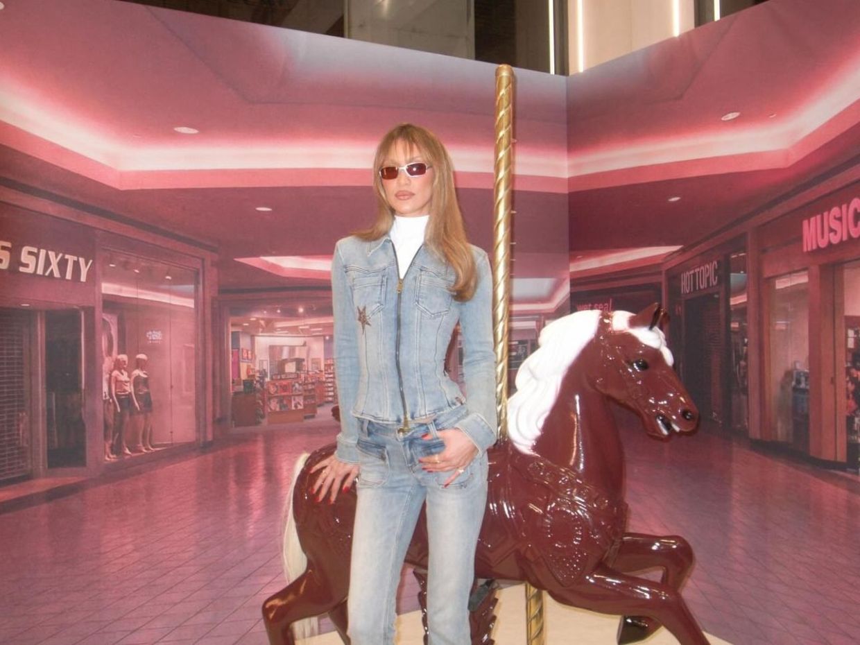 H Gigi Hadid με Y2K energy στο Μιλάνο στη νέα της συλλογή με την MISS SIXTY