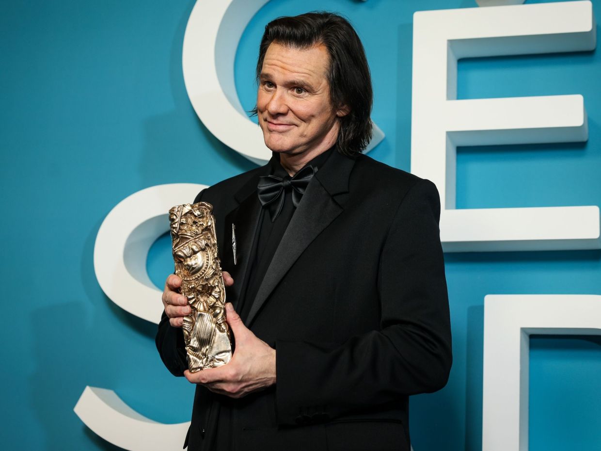 Ο Jim Carrey κατέρριψε (επιτέλους) τις θεωρίες συνωμοσίας για το πρόσωπό του