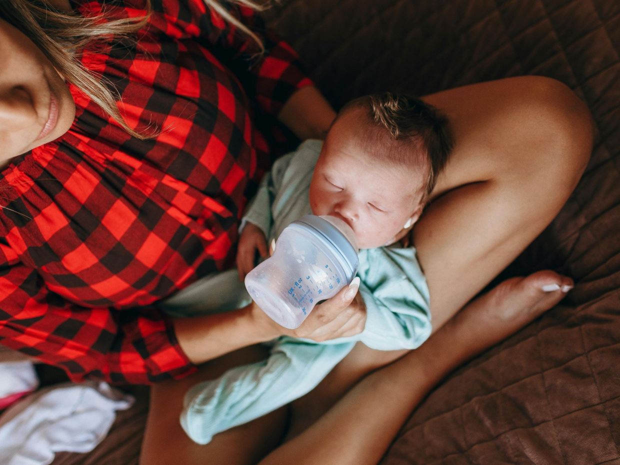 Ταΐζεις το μωρό για να κοιμηθεί; Η αλήθεια για τη συνήθεια «feeding to sleep» που πρέπει να ξέρεις