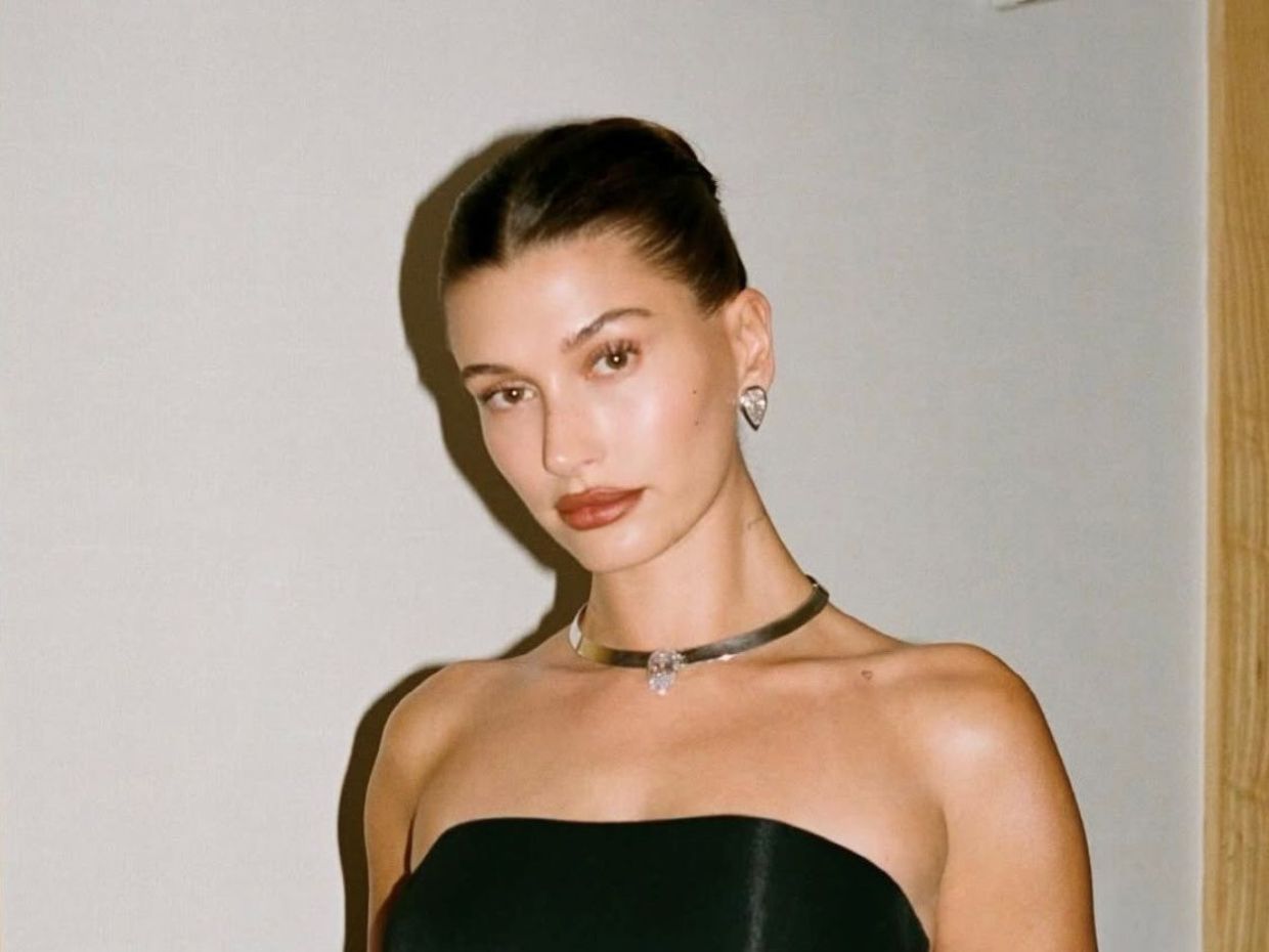 Η Hailey Bieber δοκίμασε ό,τι πιο νέο σε foundation και η επιδερμίδα της έμοιαζε χωρίς μακιγιάζ