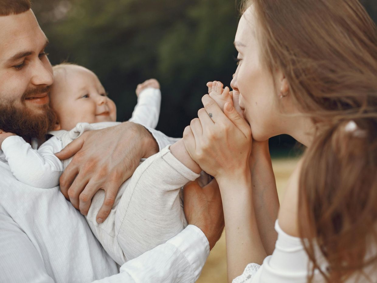 Νιώθεις ότι χάθηκε η σύνδεση με τον σύντροφό σου μετά τη γέννα; Είναι φυσιολογικό & δεν είσαι η μόνη