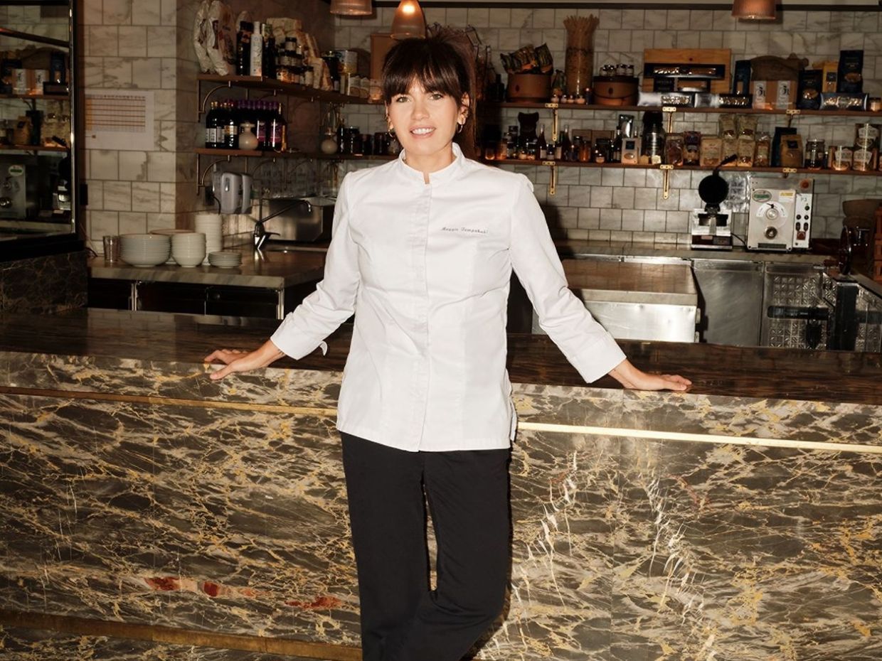 Η Μάγκυ Ταμπακάκη δηλώνει ακόμα μαγείρισσα - όχι σεφ & ξέρει πως το να μην τα παρατάς είναι ευλογία