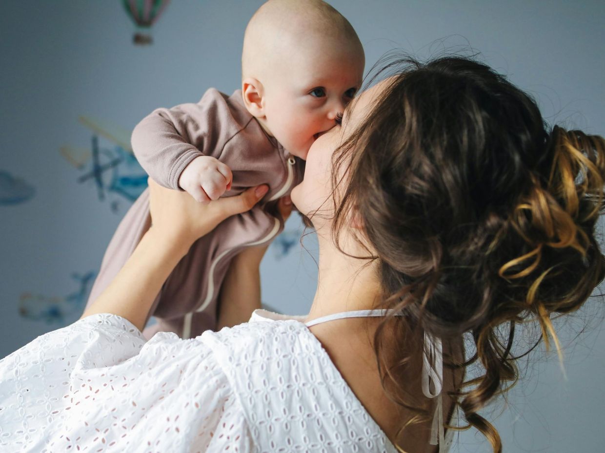 Μαμά στα 40: τι δεν καταλαβαίνει κανείς και πρέπει (κι εσύ) να ξέρεις