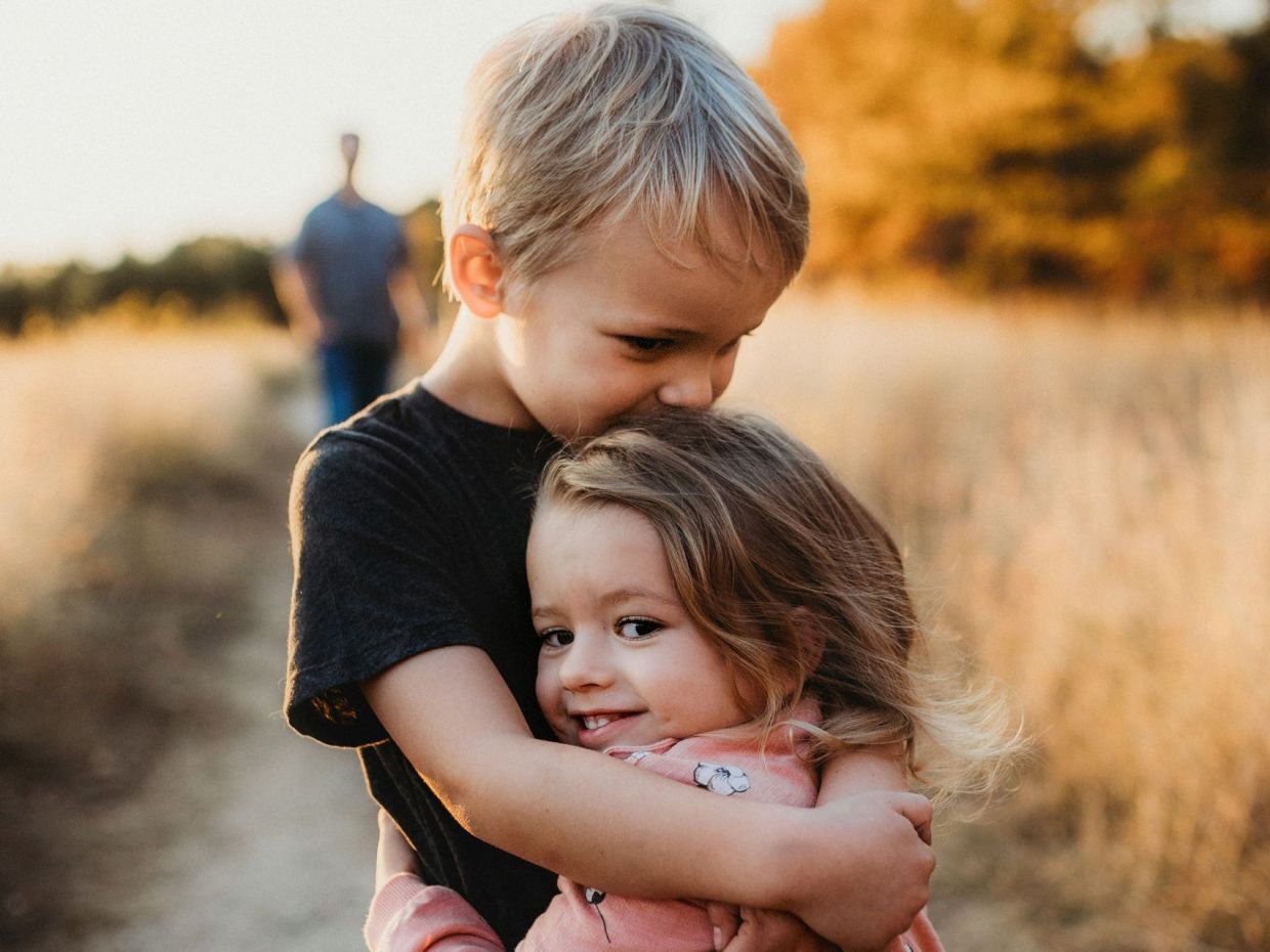 Ψυχολόγος του Χάρβαρντ εξηγεί γιατί τα παιδιά δυσκολεύονται σήμερα & τι χρειάζονται από τους γονείς