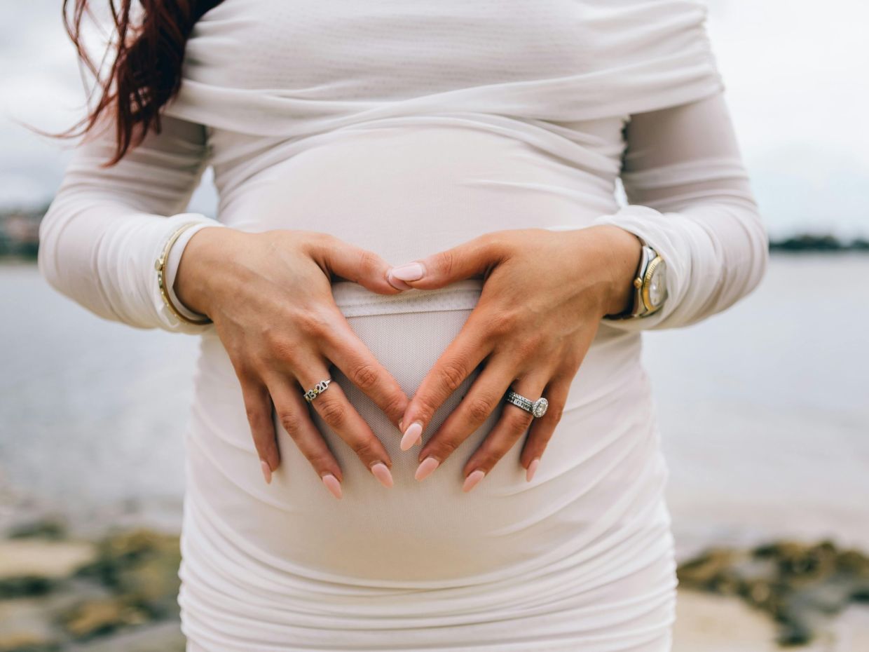 Αναρωτιέσαι αν μπορείς να κάνεις ημιμόνιμο μανικιούρ ή τζελ στην εγκυμοσύνη; Όσα πρέπει να ξέρεις