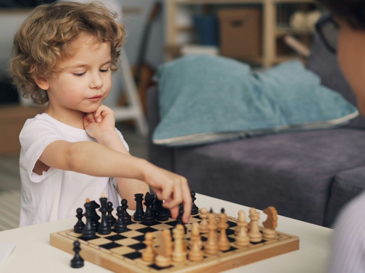 Είναι σωστό να αφήνεις το παιδί σου να κερδίζει; Πριν απαντήσεις,  δες τι λένε οι ειδικοί