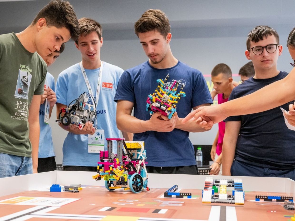 Η τεχνητή νοημοσύνη πρωταγωνιστεί στον Διαγωνισμό STEM 2026 με συνεργάτη την COSMOTE TELEKOM