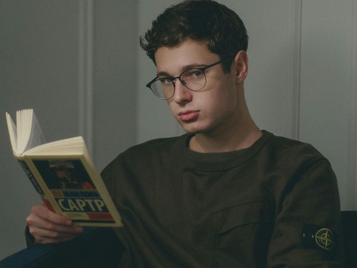 Bookfishing: Η νέα μόδα στα dating apps μετατρέπει τα βιβλία σε δόλωμα για ραντεβού