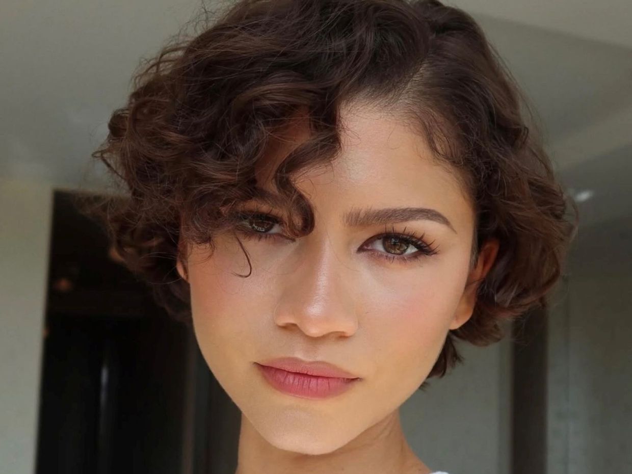 Η πιο τολμηρή αλλαγή της  Zendaya, στο show του οίκου  Louis Vuitton με bixie cut