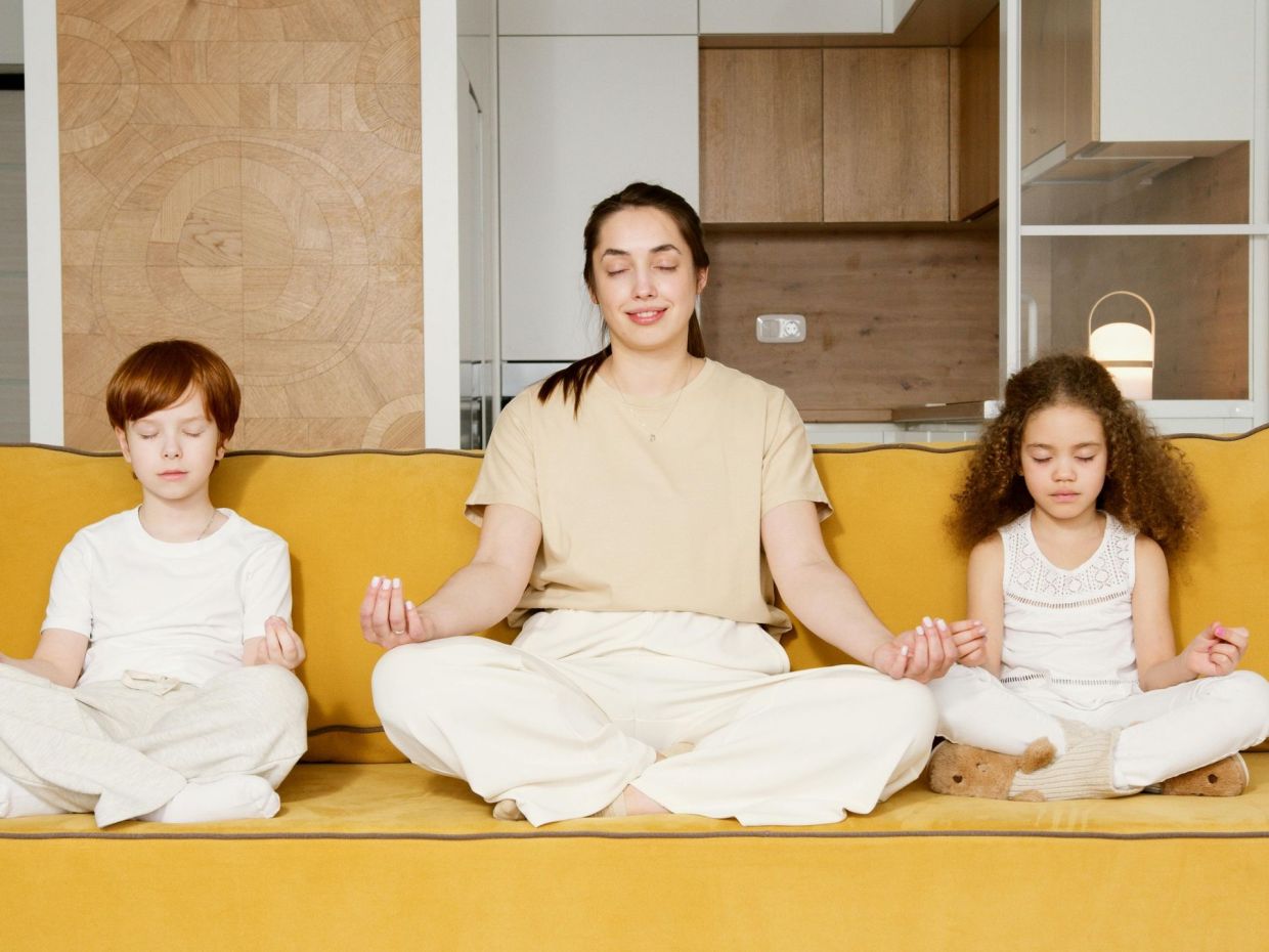 Πρέπει να ανησυχείς για το τι σκέφτονται οι φίλοι του παιδιού σου για σένα;