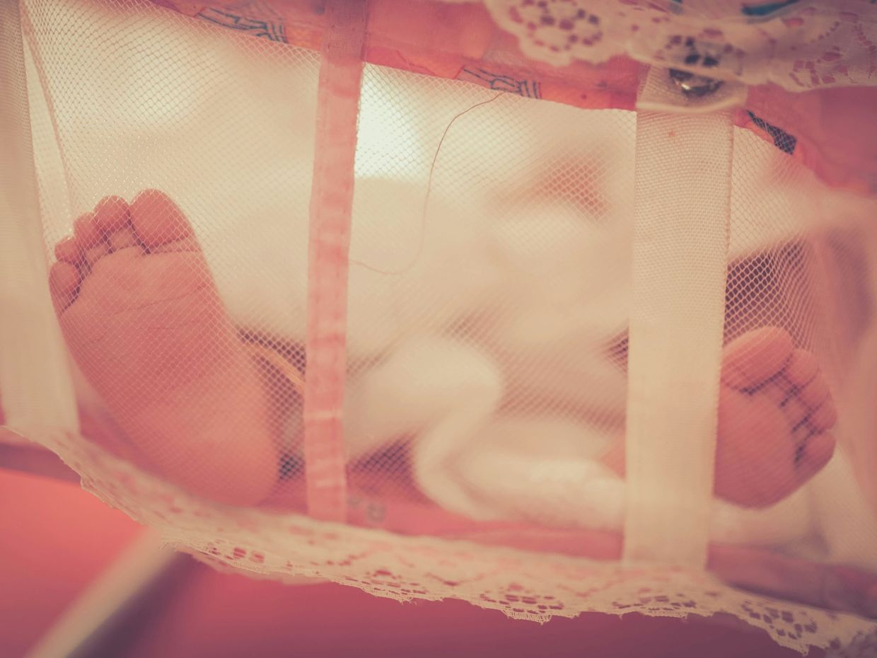 Οι νέοι γονείς διαφωνούν για το ποιος κοιμάται περισσότερο αλλά τους διαφεύγει ένα βασικό ερώτημα